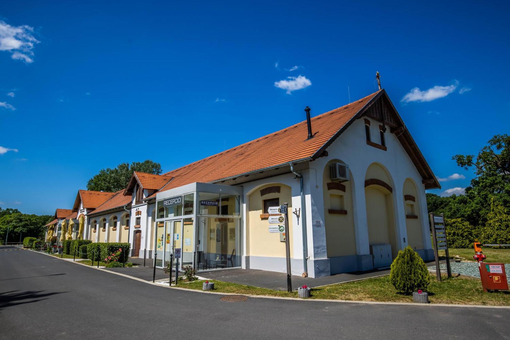 Vadkert Major Hotel Sárvár Екстериор снимка